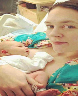 अमेरिका की एक रेडियो प्रेजेंटर कैसेडे प्रॉक्टर ने लाइव शो में अपने बच्चों को जन्म दिया