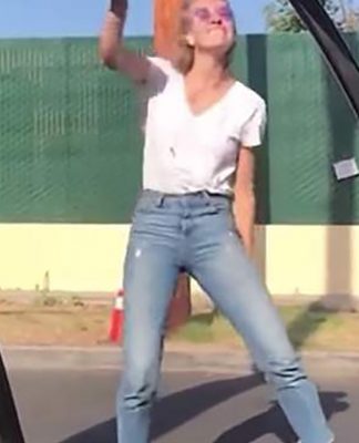 दुनिया में किकि चेलेंज डांस लोकप्रिय होने के बाद पुलिस कि चेतावनी