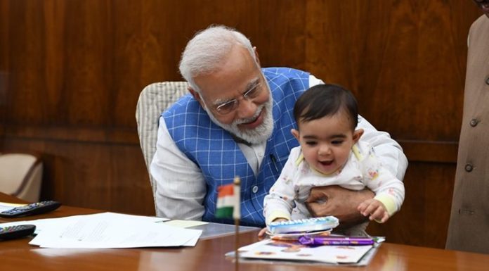 राजनीतिक गलियारों में खिलखिलाती नन्ही परी की प्रधानमंत्री नरेंद्र मोदी से दोस्ती नरेंद्र मोदी Narendra Modi