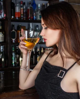 CADD Delhi Survey: पहले से ज्यादा शराब पीने लगीं दिल्ली की महिलाएं, 62.5% महिलाओं ने शराब पर अधिक खर्च करना किया शुरू… CADD