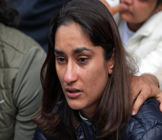 कुश्ती संघ के अध्यक्ष पर गंभीर आरोप, वे लड़कियों का यौन शोषण करते हैं - Vinesh Phogat